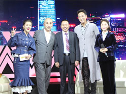 大道董事長(zhǎng)羅永輝與著名歌星劉尊老師、汪正正老師、郭津彤老師、主持人雅琪在北京電視臺(tái)錄制節(jié)目現(xiàn)場(chǎng)親切合影